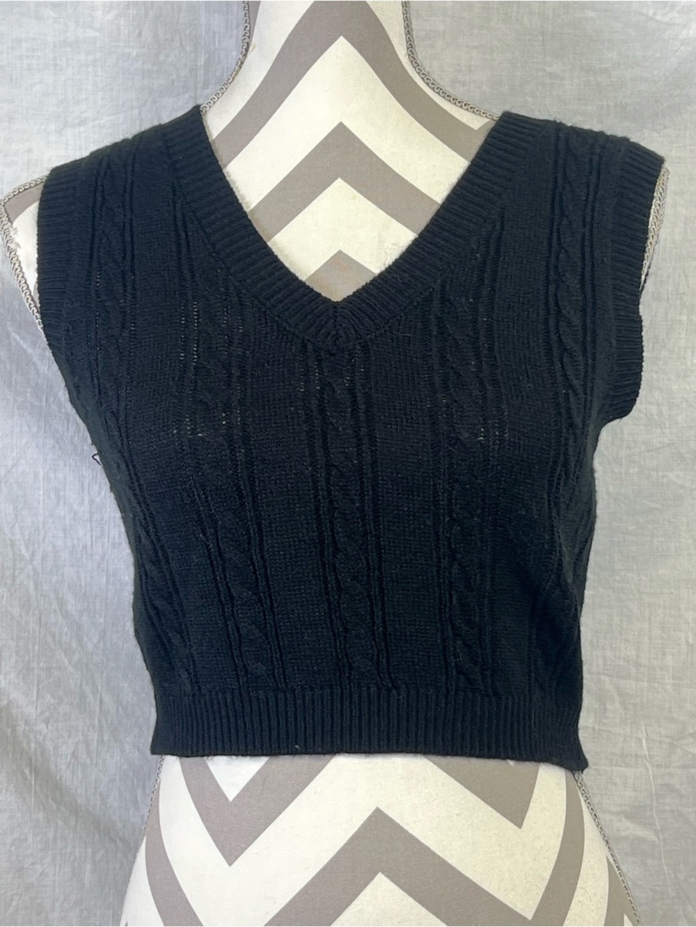 Aster Women’s Black Cable Knit V-Neck Cropped Sweater Vest Sz L(J)